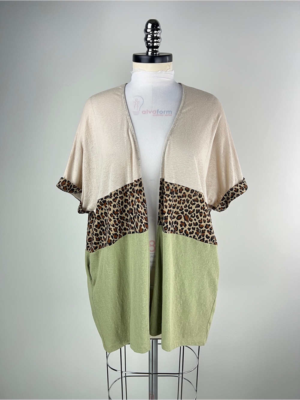 💚 3833. Light Green and Cream Leopard Block Open Cardigan